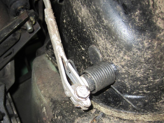 How does bmw accelerator attach to adaptor plate