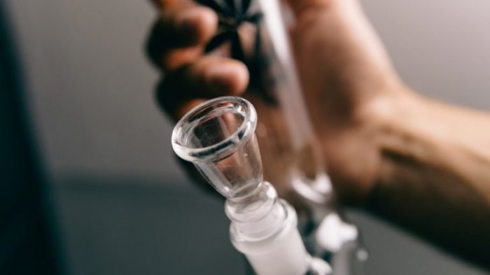 How to clean a wooden pipe weed