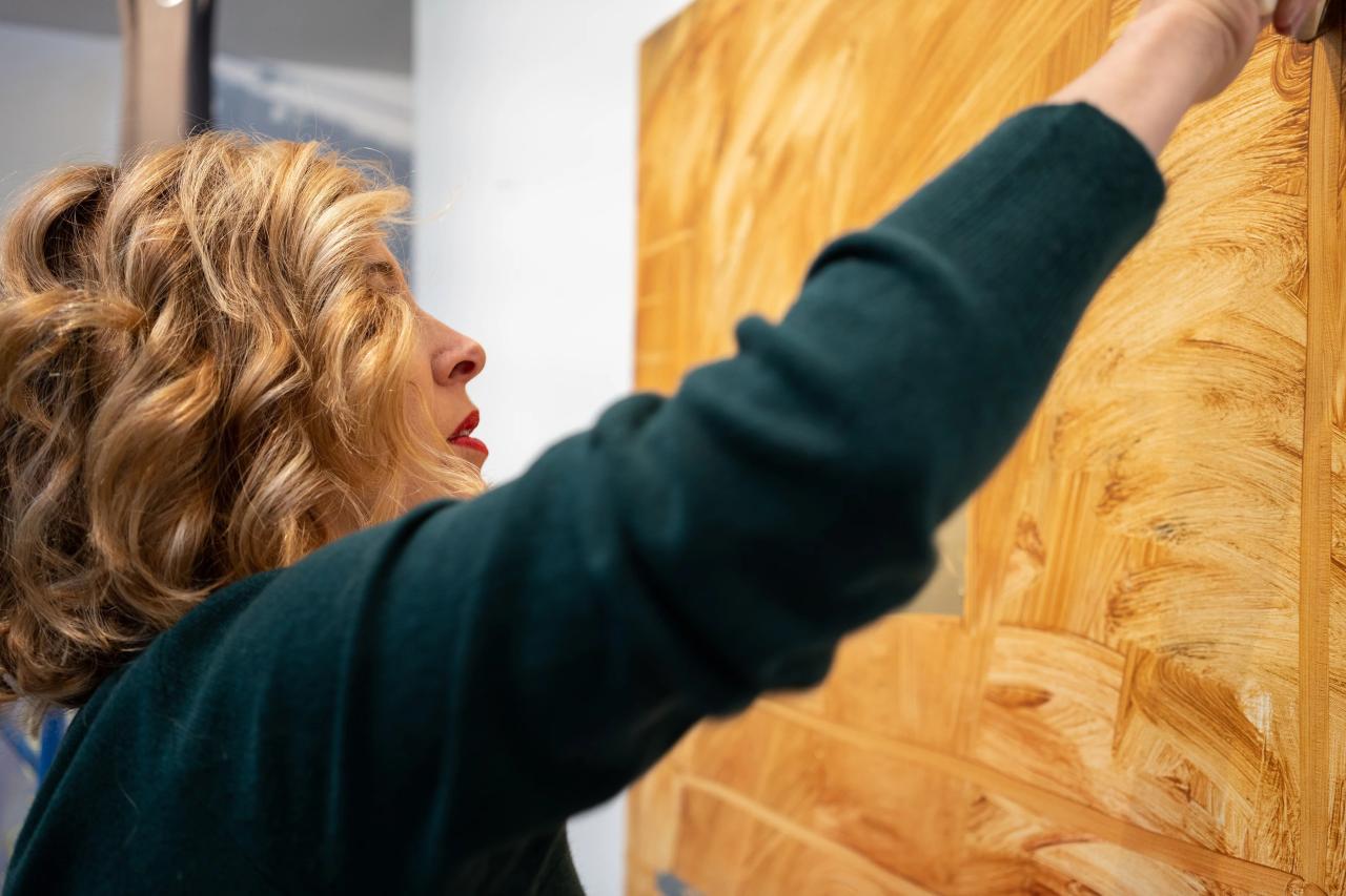 How to hang a canvas painting