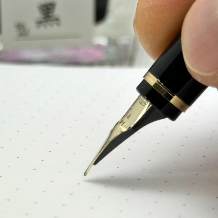 How to hold a fountain pen