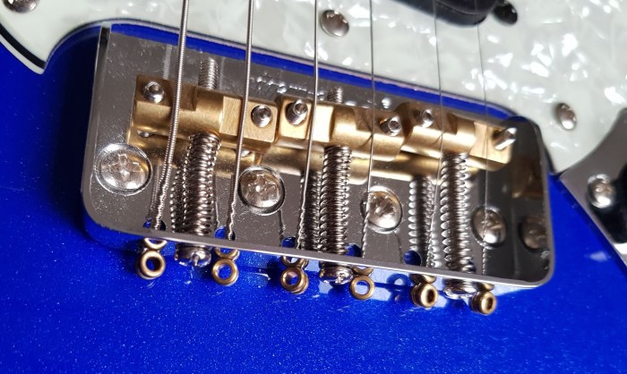 How to move saddles left right mustang bridge