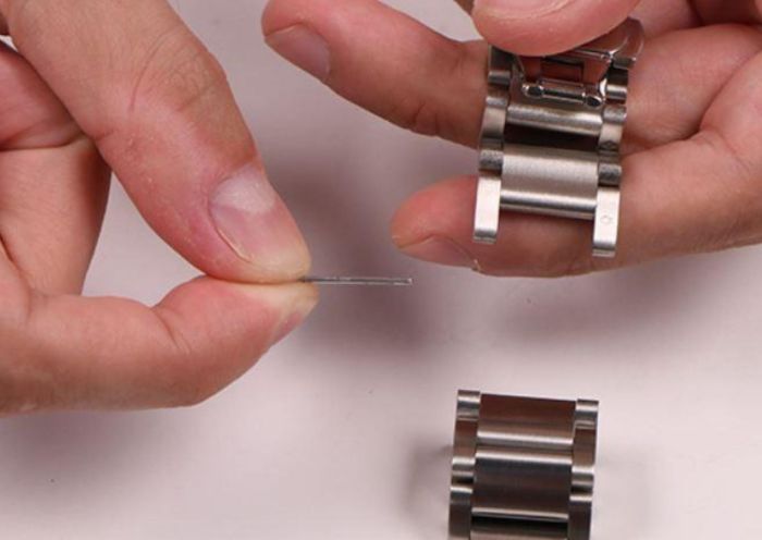 How to remove links from a watch without pins