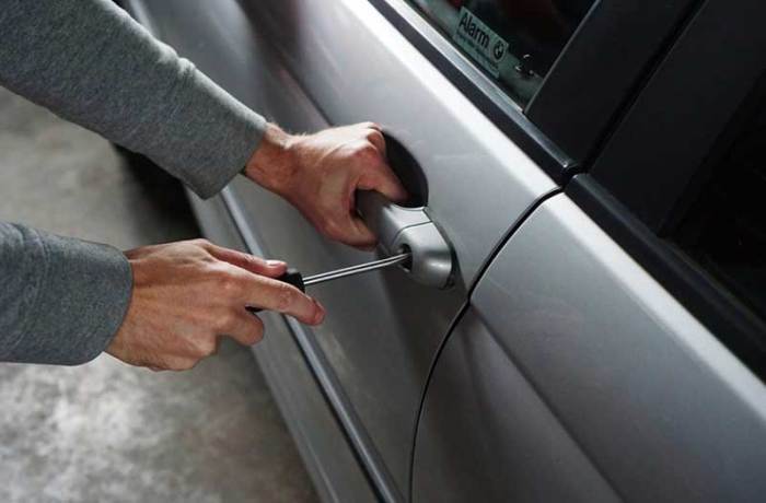 Does insurance cover stolen car if keys left