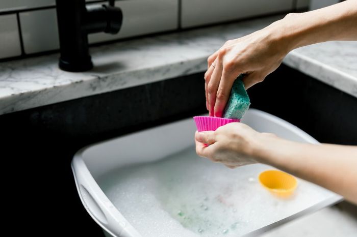 How to clean a silicone pipe