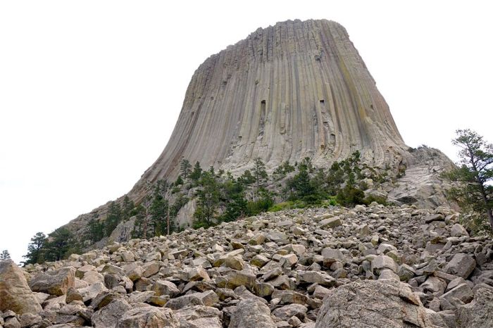 How does ayers rock compared to devils tower
