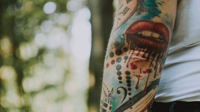 Tattoo aftercare wrapped bandage healing long wrap keep process should plastic covered off ink definitive guide How long to keep saran wrap on tattoo