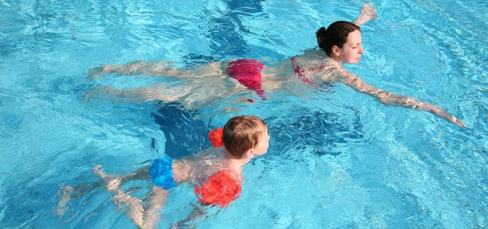 How to teach toddler to swim