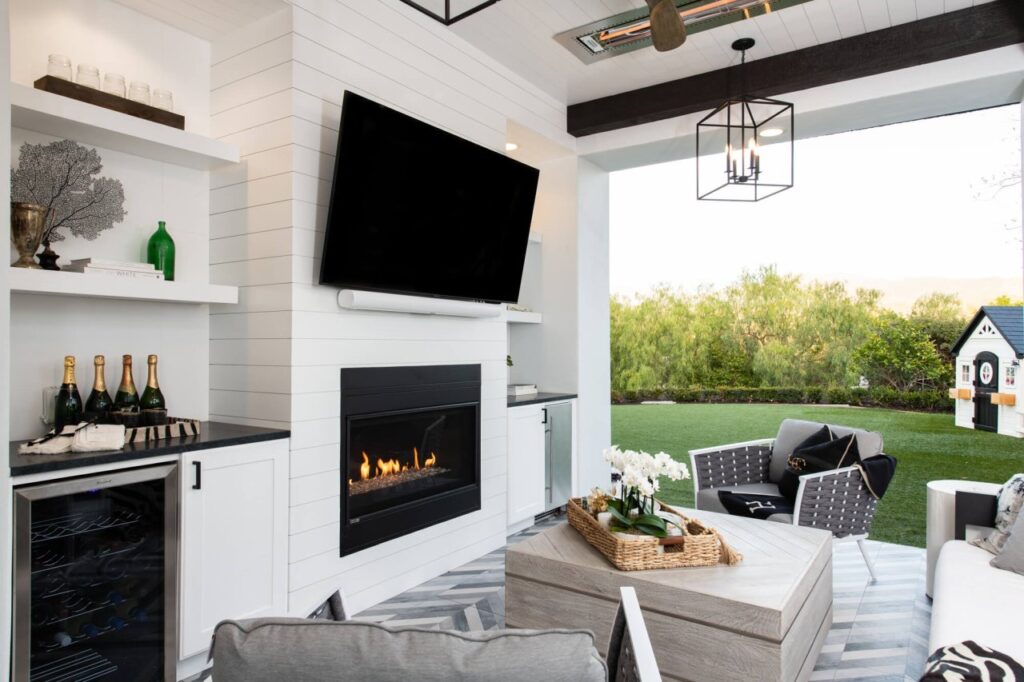 Seamless Transition: Designing the Perfect Indoor-Outdoor Living Room Flow