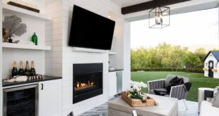Seamless Transition: Designing the Perfect Indoor-Outdoor Living Room Flow