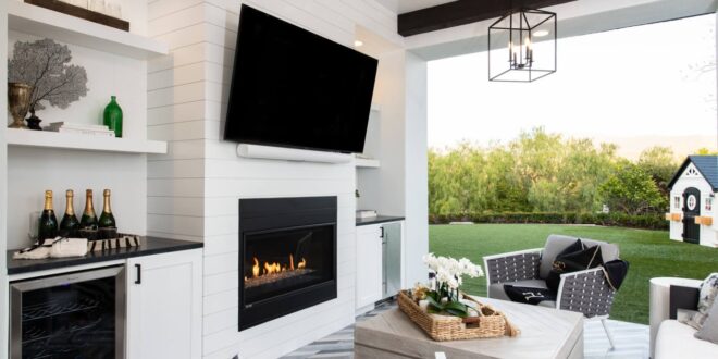 Seamless Transition: Designing the Perfect Indoor-Outdoor Living Room Flow